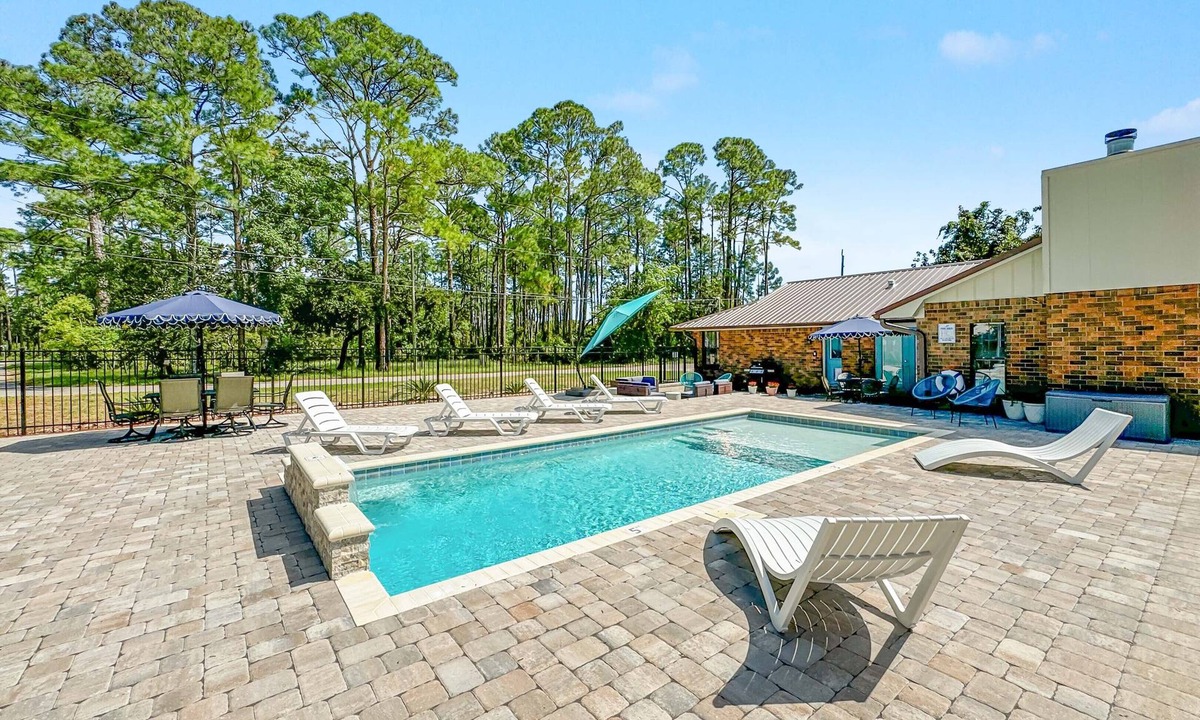 Oak Court House | Bayside Bliss | Dog Friendly | Saltwater Pool | Fire Pit | Beach Getaways