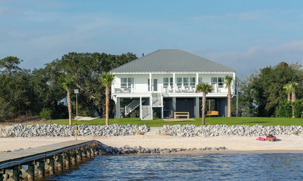 Ocean Springs House | “Beach’d Pearl” Beach house with Private Beach and Pier in Ocean Springs
