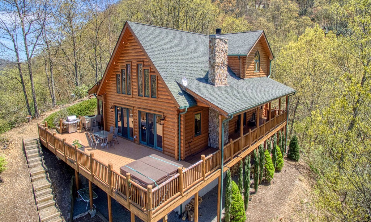 Waynesville Cabin | Beautiful 4 BR/3.5 BA + Loft, Hot-Tub, Valley Views, Covered Porch, Wi-Fi