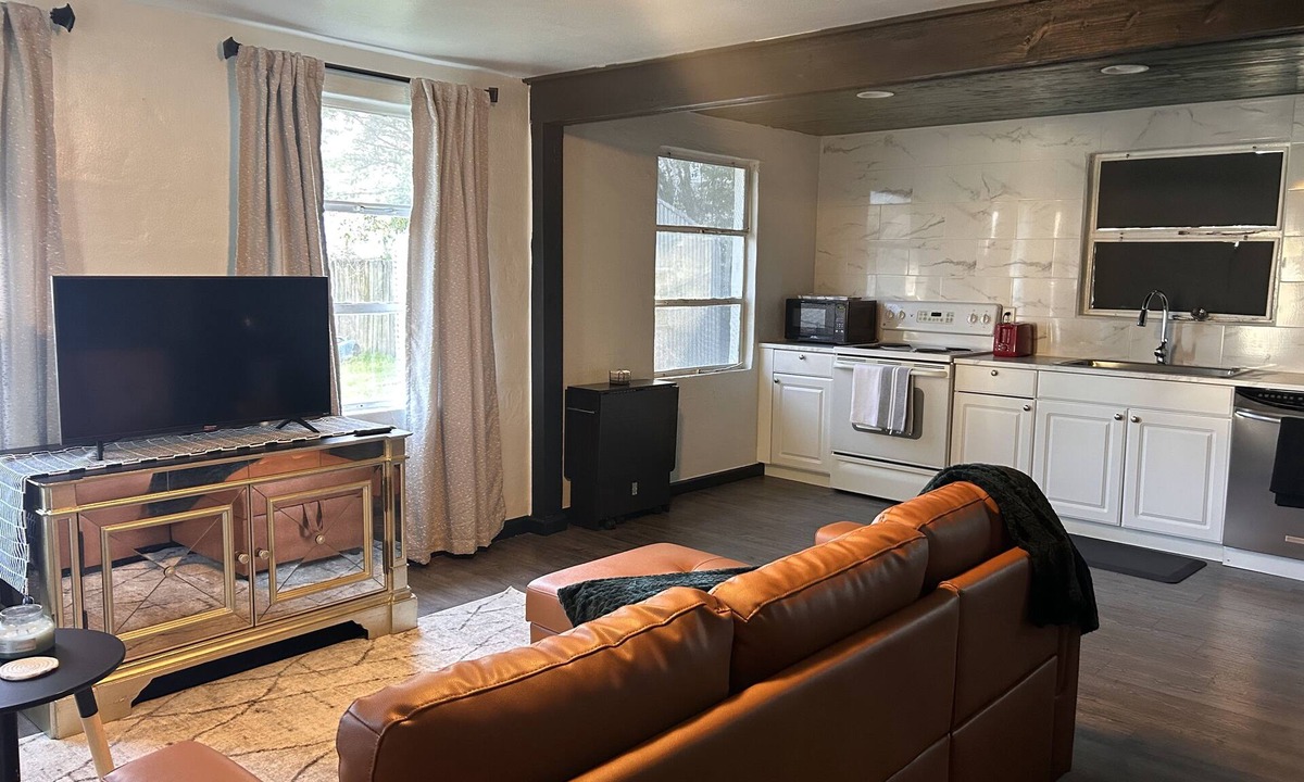 Ozark House | Beautiful Bungalow - 20 mins from Fort Rucker