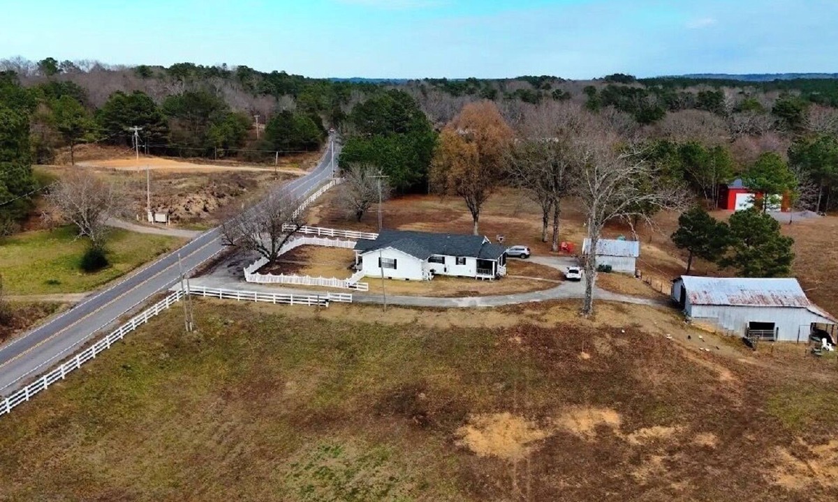 Cullman House | Beautiful farmstay minutes from I-65 and Smith Lake. Plenty of boat parking