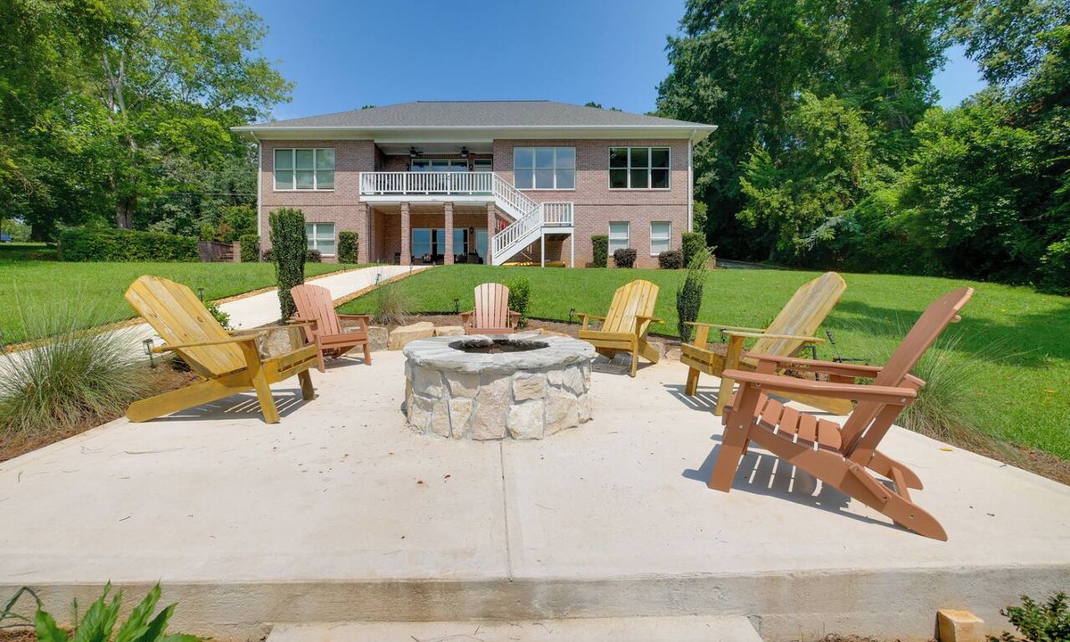 Milledgeville House | Beautiful Lake Sinclair Retreat w/Dock & Deck!