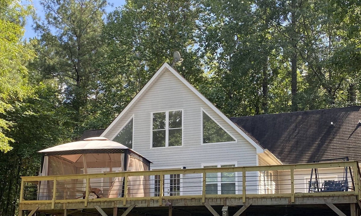 Eatonton House | Beautiful Lakefront Family Retreat