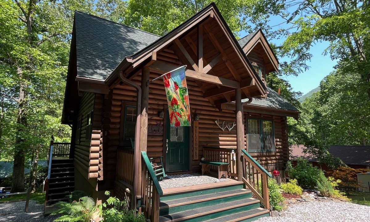 Sherwood Forest Cabin | Beautiful Remodeled Log Home Located in the Heart of Maggie with Easy Access!