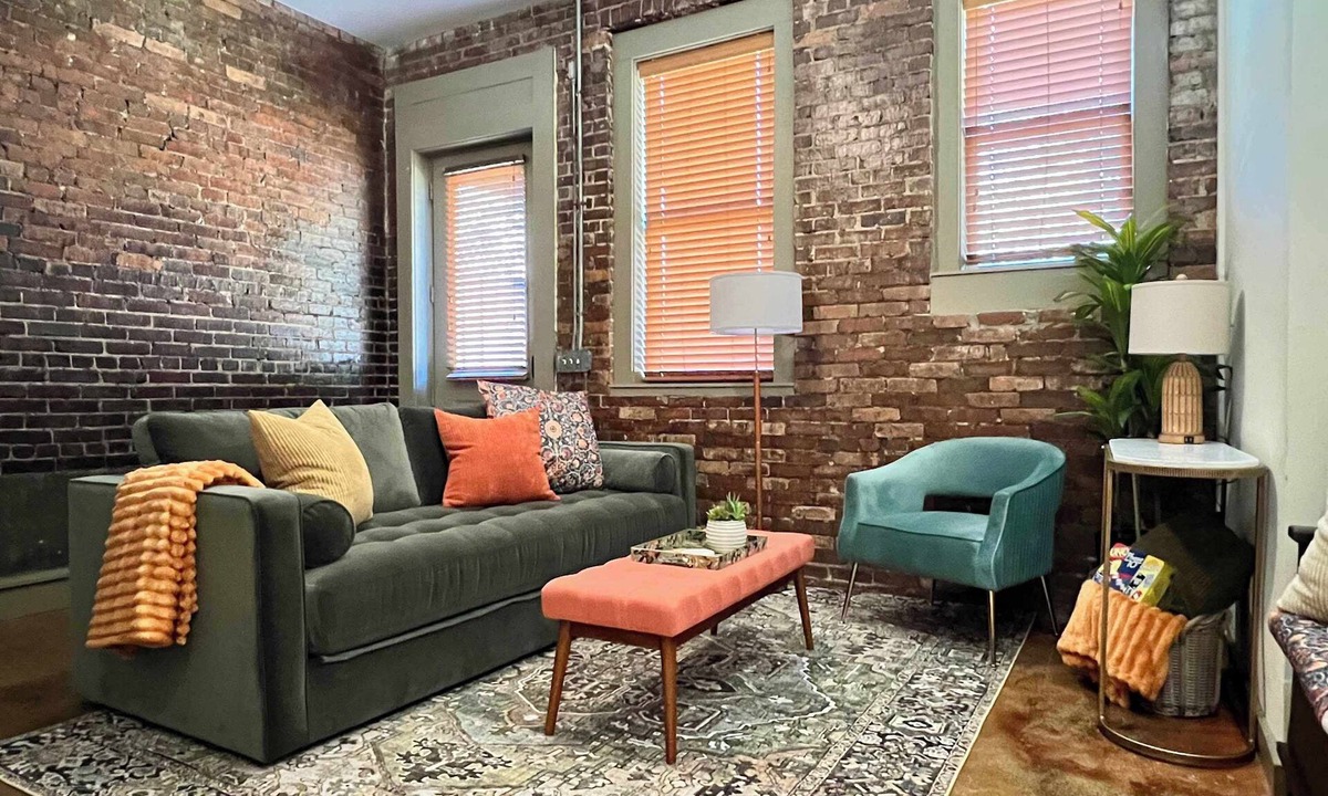 Springfield Apartment | Beautifully Modern Townhouse in Historic SPR!