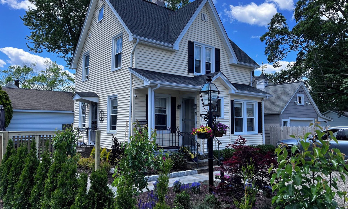 Mystic House | Beautifully Restored 1890’s House in beautiful downtown Mystic. 2 bed & 2 baths.