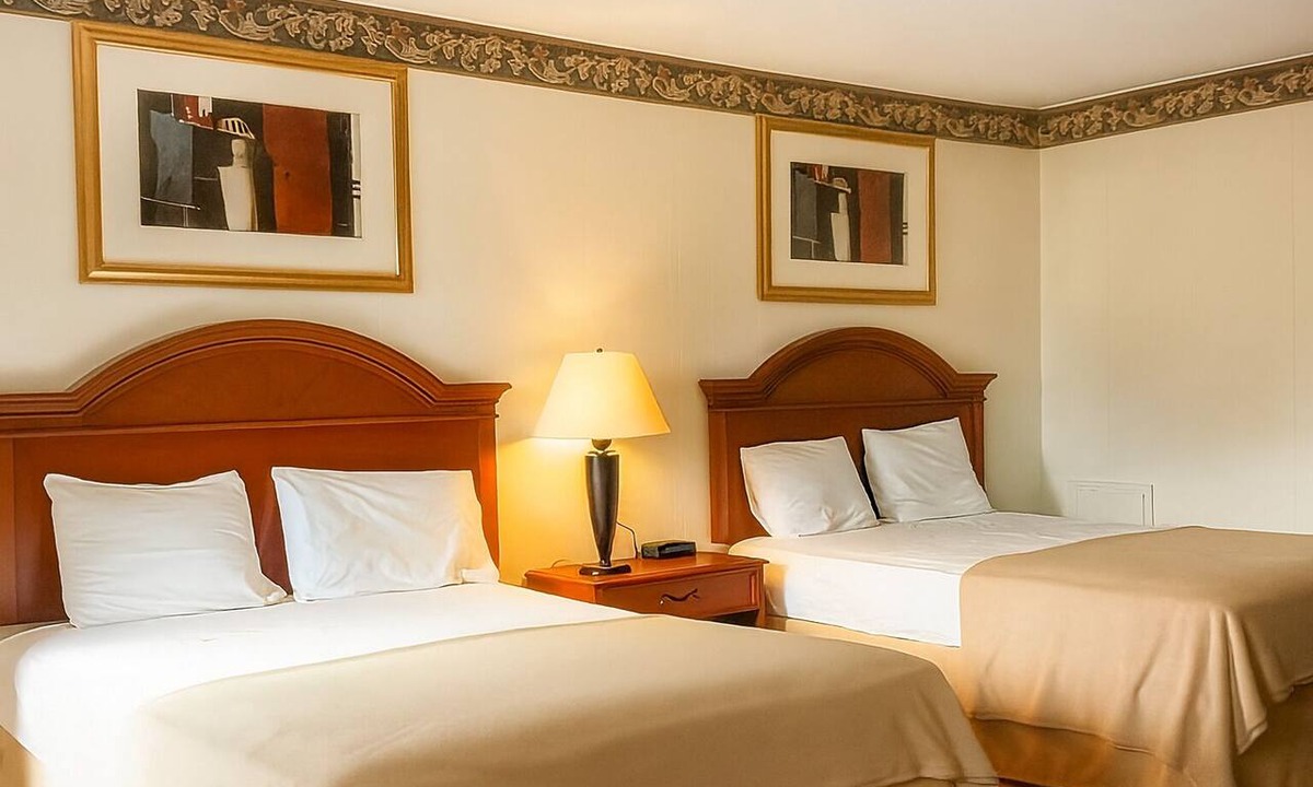 Campbelltown Hotel | Best Find! 3 Budget-Friendly Units, Offers FREE Breakfast & FREE Parking!