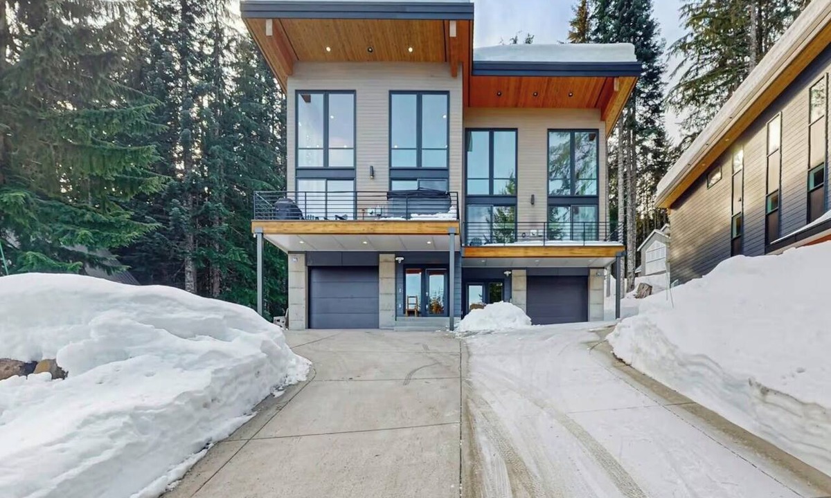 Hyak House | Bigfoot's Basecamp - 4BR Snoqualmie Pass Retreat, Hot Tub, Pets Welcome