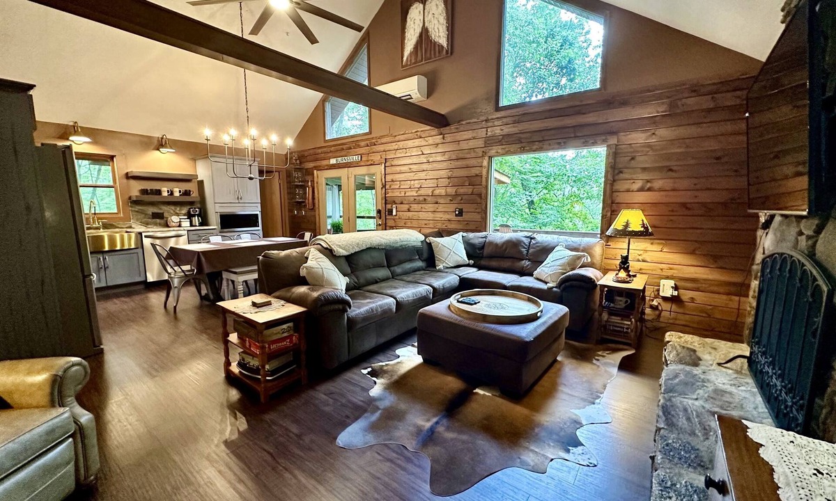 Burnsville House | Blue Ridge Cabin | Mountain Views · Fire Pit · King Beds · 40 Min to Asheville
