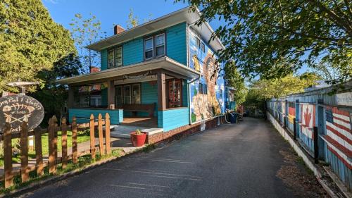 Bear Creek Hostel | Bon Paul & Sharky's Hostel