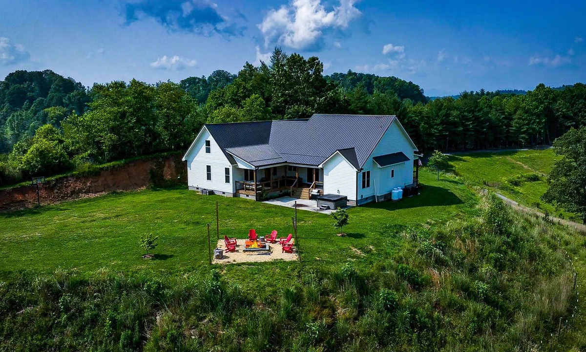 Marshall House | Brackens View Retreat | Modern Mountain Farmhouse on 2.5 Acres
