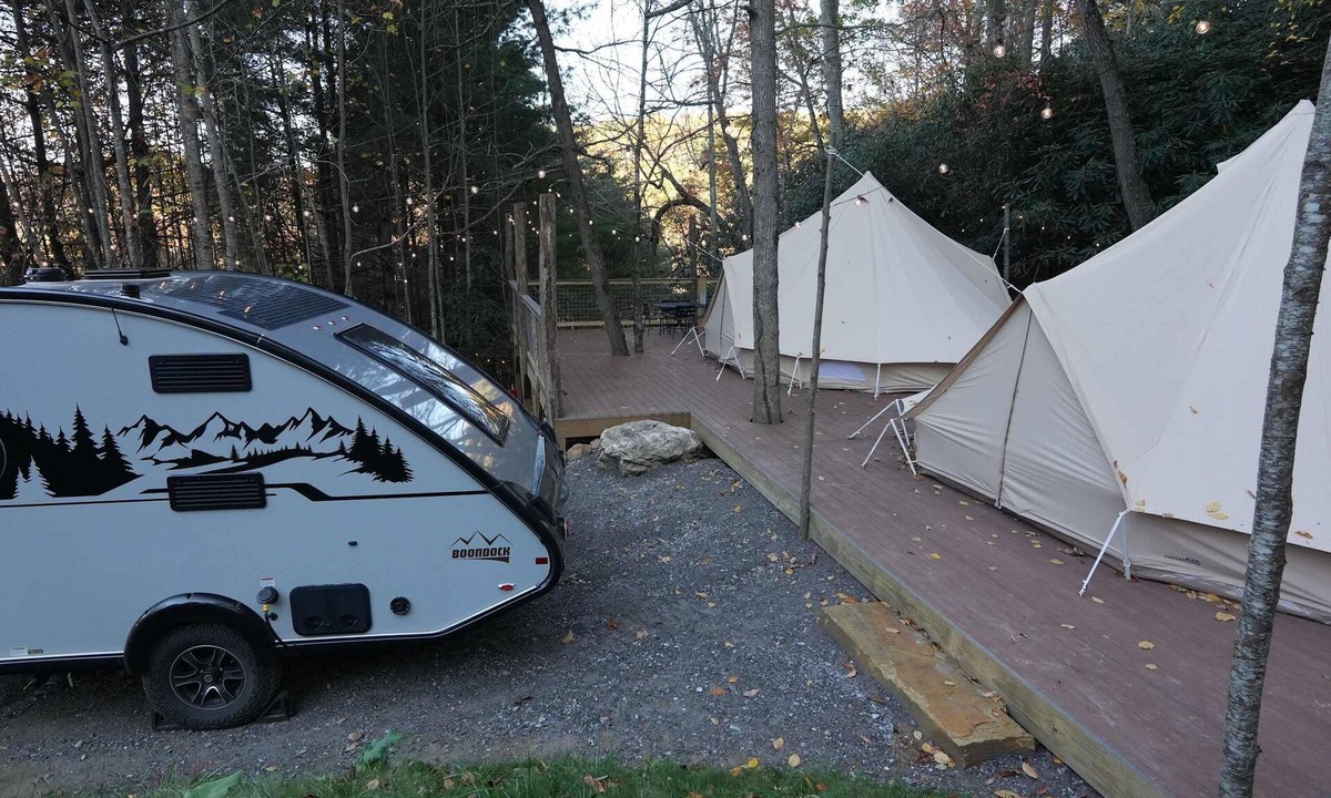 Waynesville RV Rental | Brand New! Camp #7 with Bathhouse