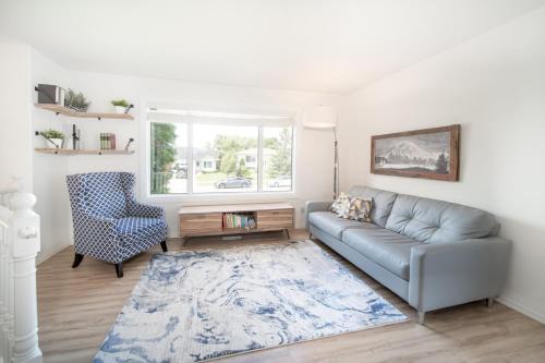 Steinbach House | Bright & Convenient b/w 2 Parks