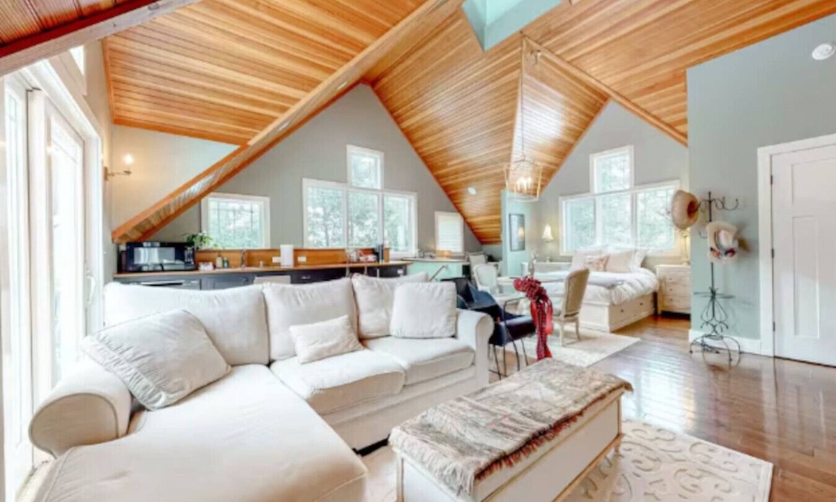 Wolfeboro Apartment | Bright & Cozy Studio w/Hot Tub | Walk to Lake