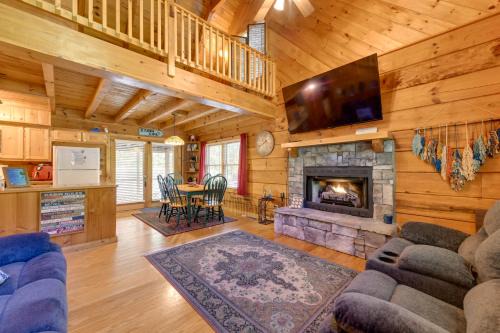 Hartford House | Cabin w/Hot Tub + Fishing Pond in Del Rio!
