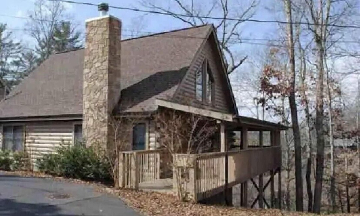 Sevierville Cabin | Cabin w/loft & beautiful updates, indoor fun/hot tub/new grill & communal pool!