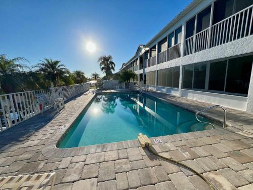Caloosahatchee Apartment | Cape Coral Waterfront Condo- A Boater's Dream