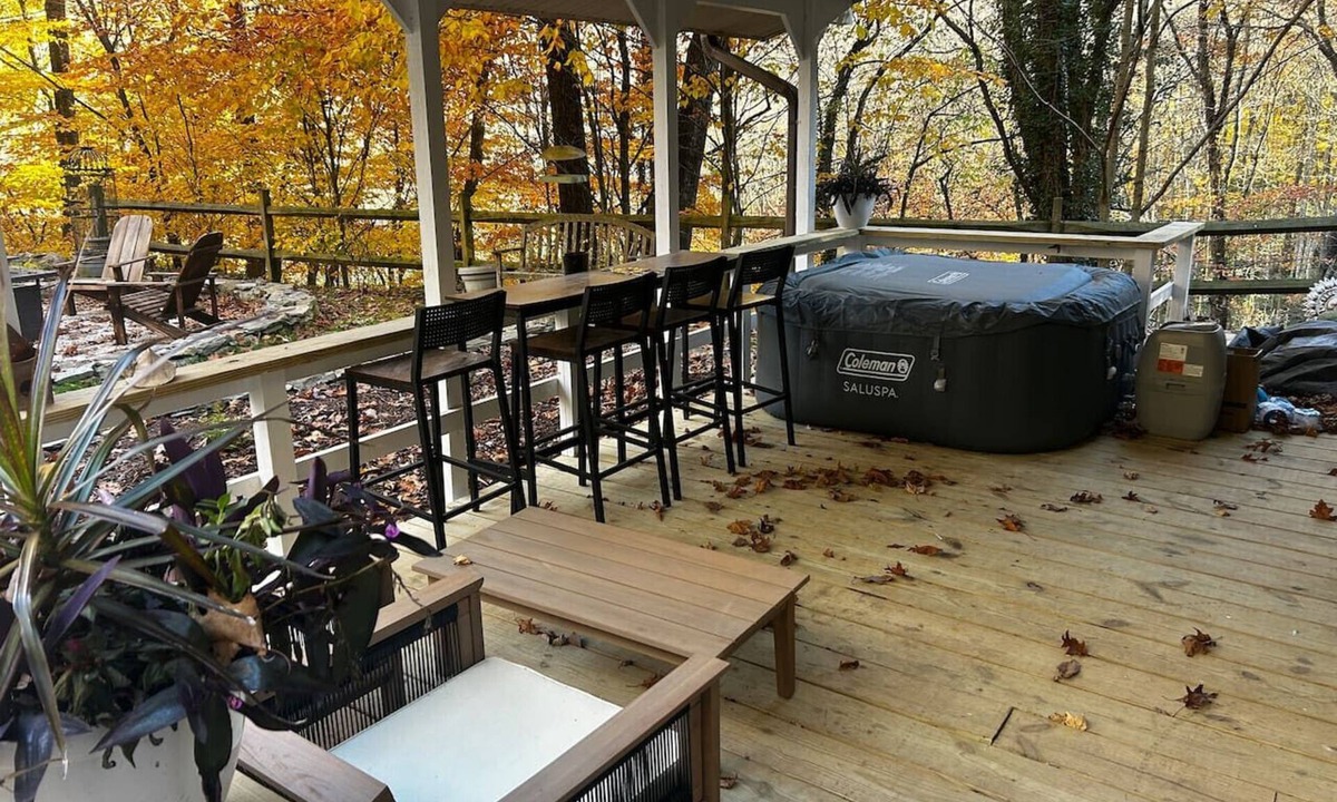 Maggie Valley Cottage | Cascade Cabin- 3BD/2BAhome, sperate game room with sleeping area, hot tub