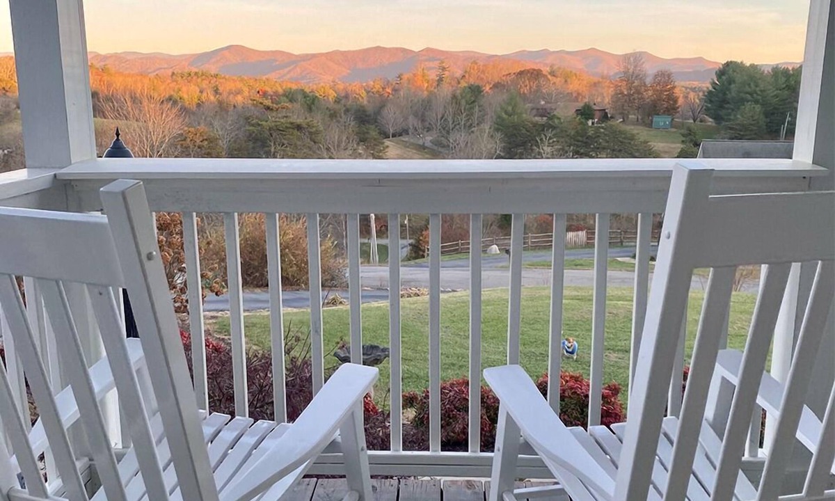 Alexander House | Castlewood Retreat | Views, Hot Tub & Foosball Table🛁🏔️ + Biltmore Pass
