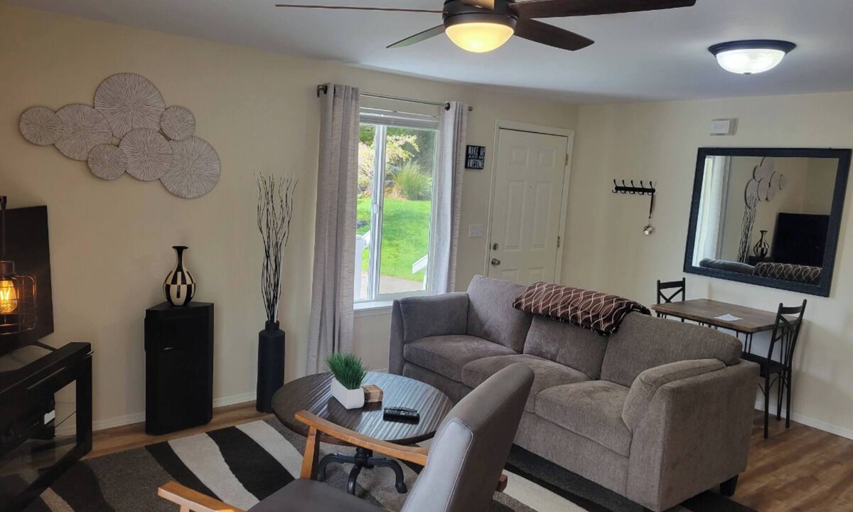 Burley Cottage | Charming 1-bedroom cottage in Gig Harbor perfect for relaxing stays