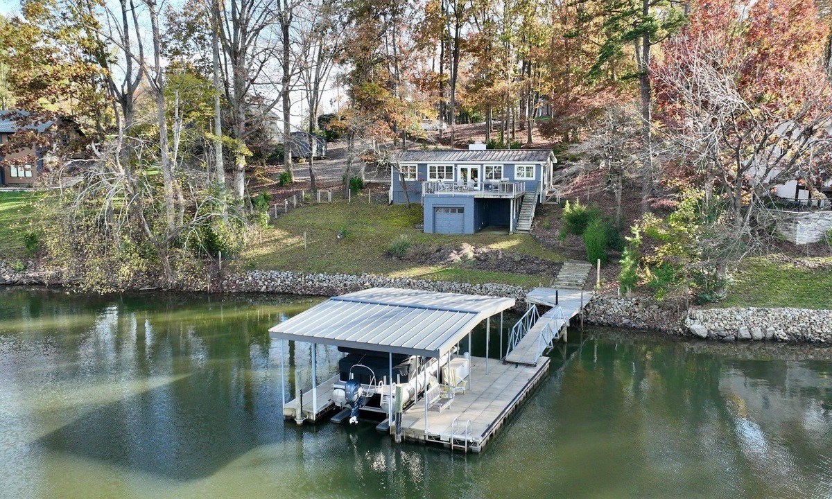 Mooresville Cottage | Charming 1-bedroom waterfront cottage with boat dock on Lake Norman