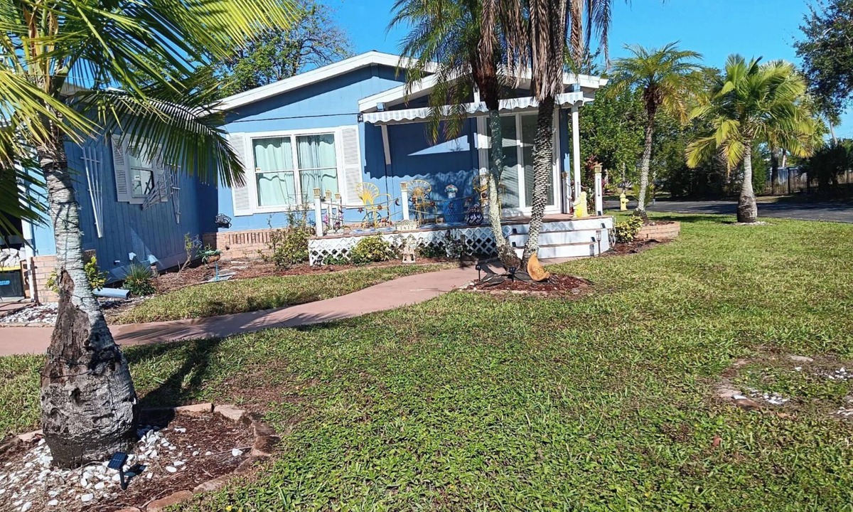 Del Tura Cottage | Charming 2-bedroom cottage with fitness room, WiFi in cool North Fort Myers