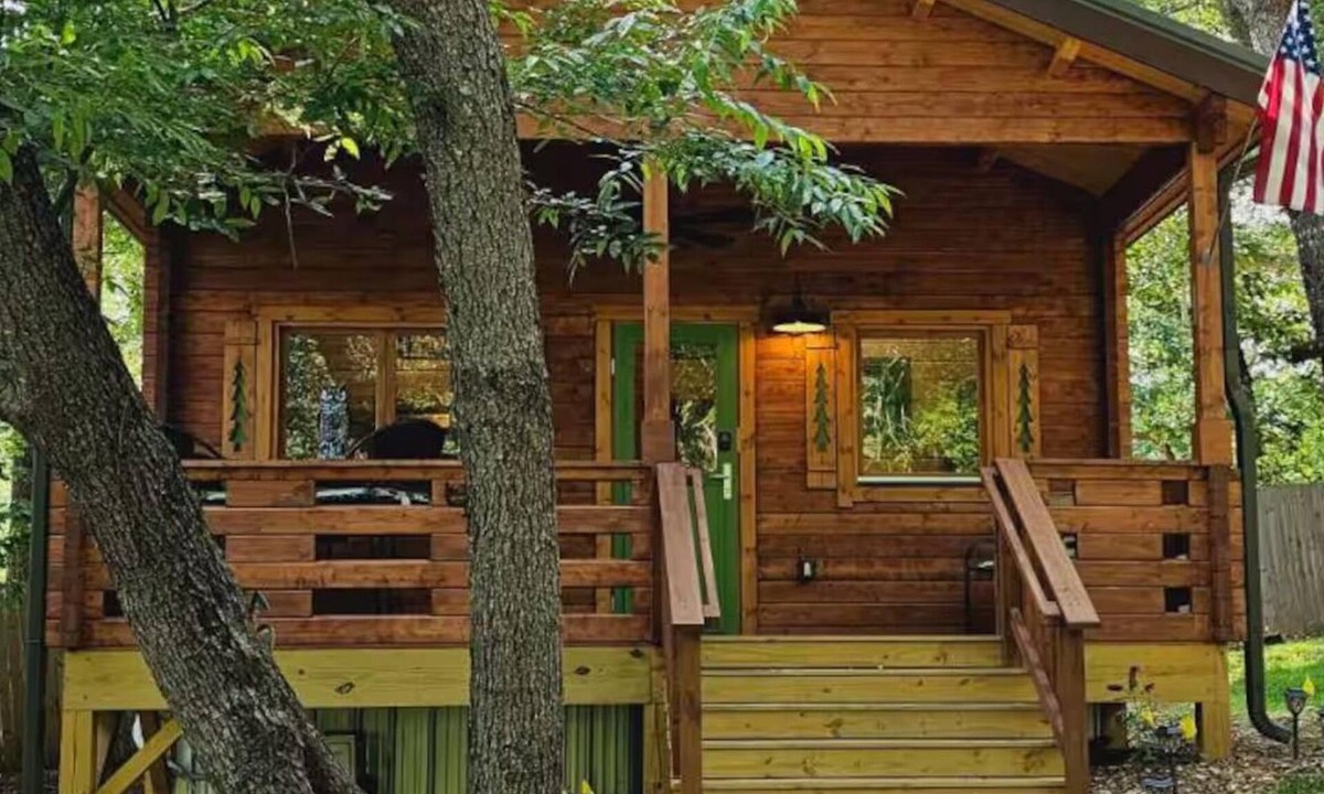Waynesville Cottage | Charming 2-bedroom cottage with AC, WiFi in welcoming Waynesville