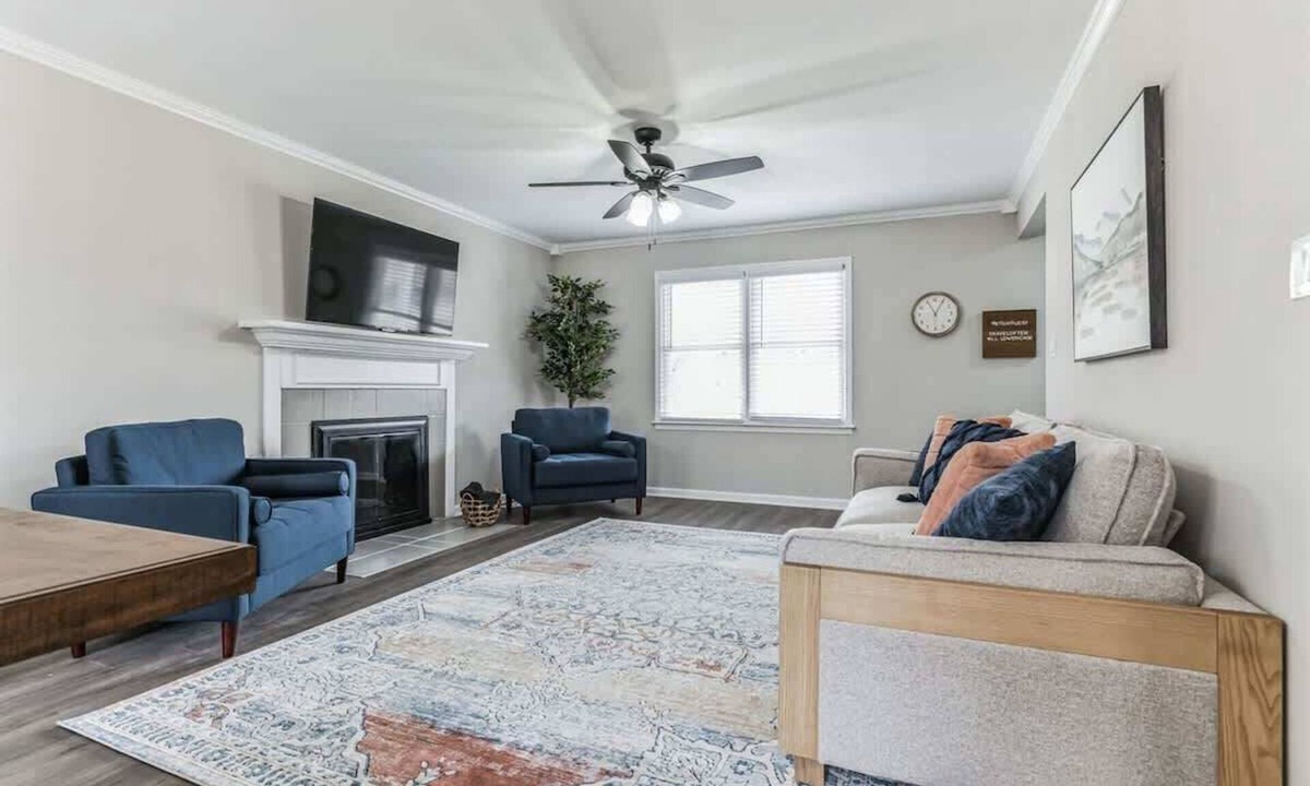 Madison House | Charming 3BR Farmhouse Fenced Acre Madison