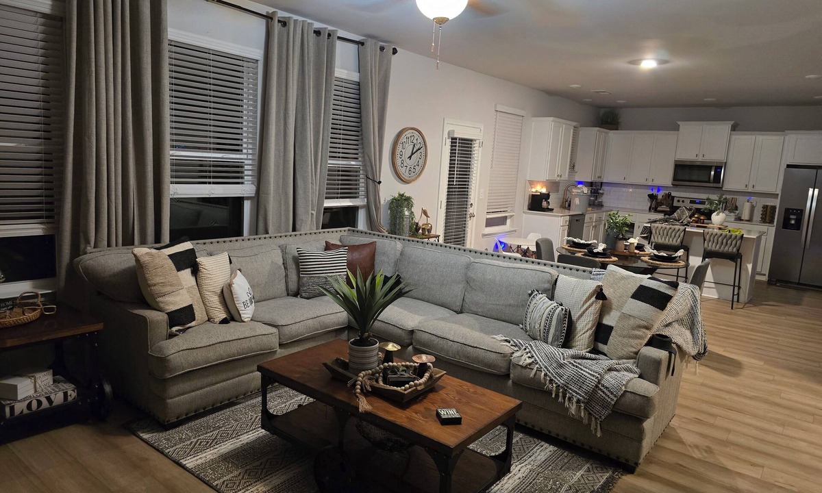 Newnan House | Charming 4-bedroom house with AC and fitness room in Raymond