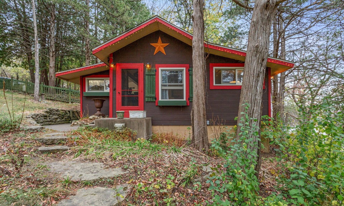 Hastings Cottage | Charming cabin in Afton perched high on bluff, river views! Swim, hike, explore!