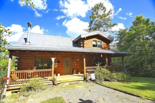 Clyde House | Charming Cabin Rental with a Hot Tub and Fireplace in the Smoky Mountains