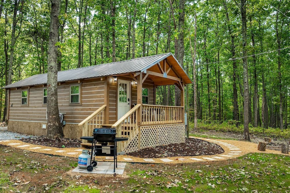 Mentone Cabin | Charming Forest Cabin with Hot Tub & Covered Porch in Mentone, Alabama