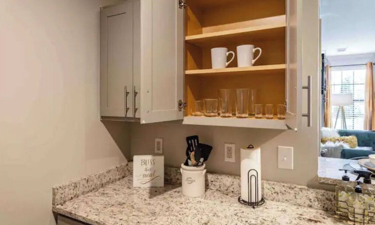 Sherwood Park Apartment | 💚| Charming Green Retreat |💚