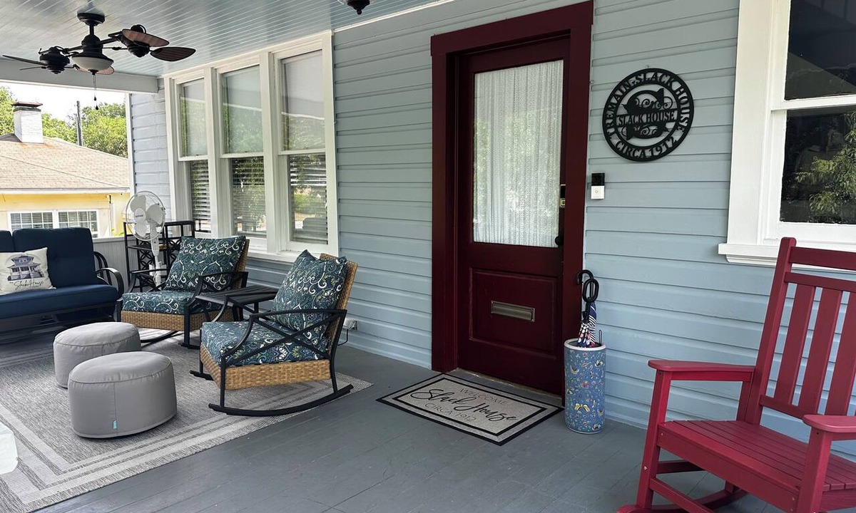Mount Dora House | Charming Lower Level Duplex-King Bed-2 Queen-one block from downtown Mount Dora!