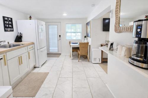 Pass-a-Grille Apartment | Charming PaG Studio & Sunsets Steps 2 Sand Bikes
