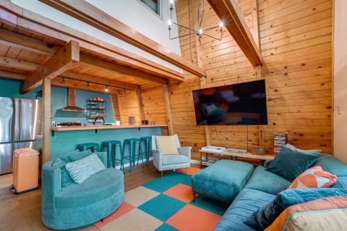 Strawberry House | Charming Pinecrest Cabin w/Private Deck