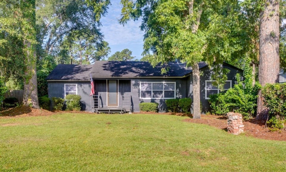 Valdosta House | Charming Retreat with a Fully Equipped Kitchen, Deck, and Easy Access to Parks