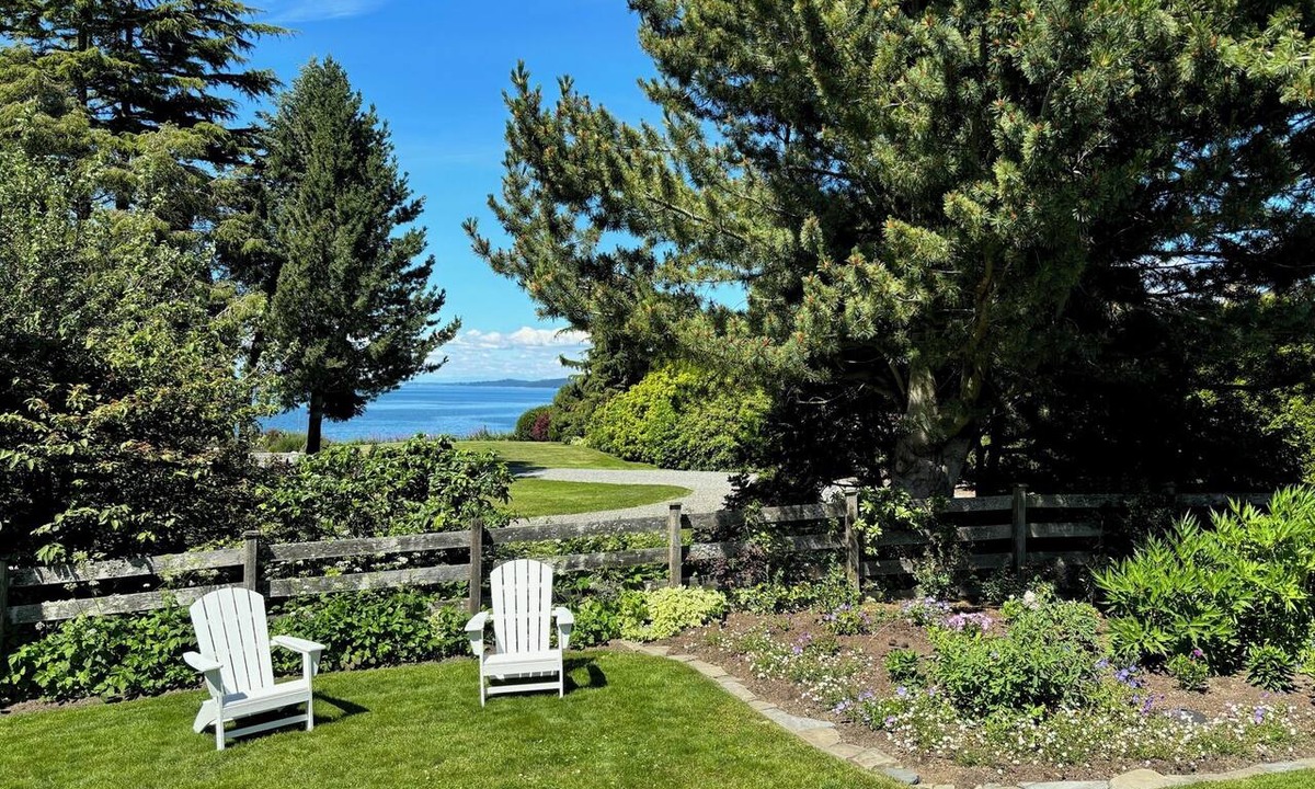 Bow House | Charming Samish Island Garden Home Retreat for Spring & Summer Getaways
