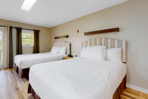Baneberry House | Charming Studio Sleeps 4 Close to Douglas Lake