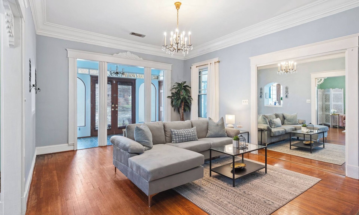 Virginia Highland House | Charming Vintage 1BR, 1BA Apartment in Midtown @Piedmont Park.