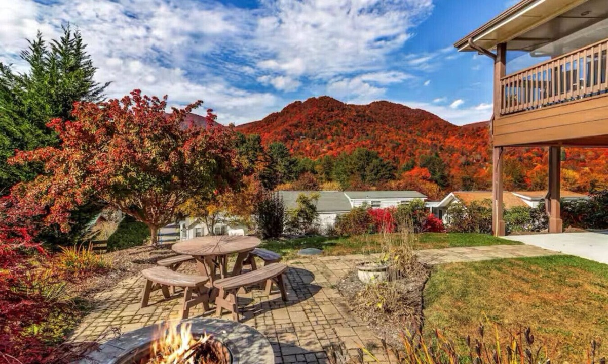 Maggie Valley House | Chateau de Maggie Valley-Views! Hot Tub, Sleeps 16