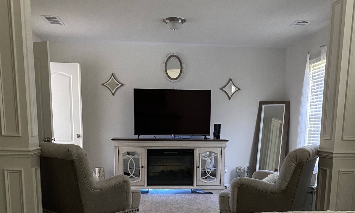 Fairburn House | Cheerful 2 Bedrooms Home with Fireplace