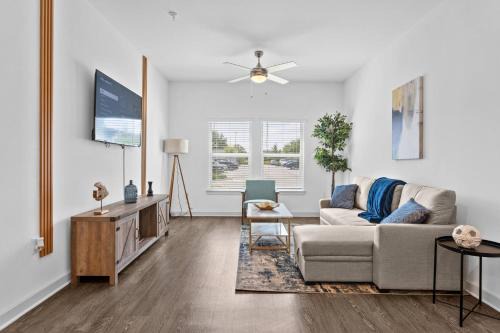Arlington Apartment | Chic 1BR Apt| King Bed| Pool| Gym| Close 2 Beach.