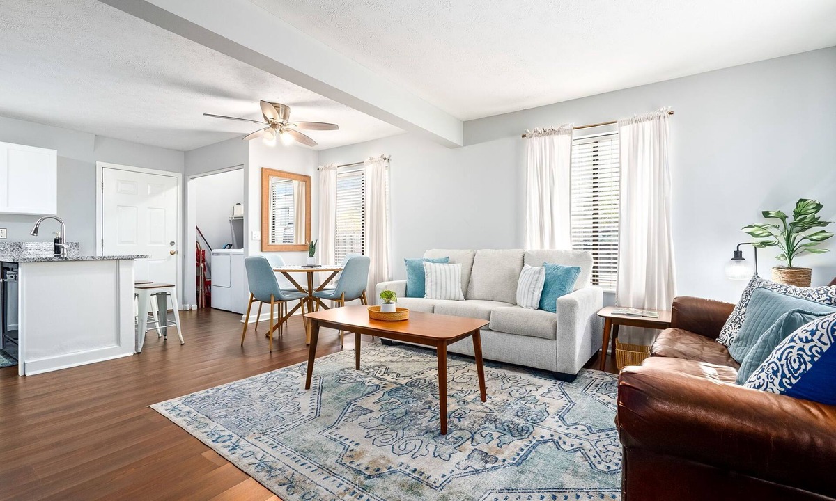 Auburn House | Chic Downtown Auburn Townhome! 2/1.5