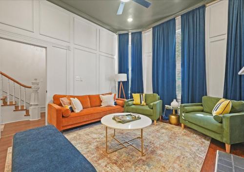 Historic Downtown Savannah Villa | Chic Pink Villa by NestNGo Escapes with 2 car private parking