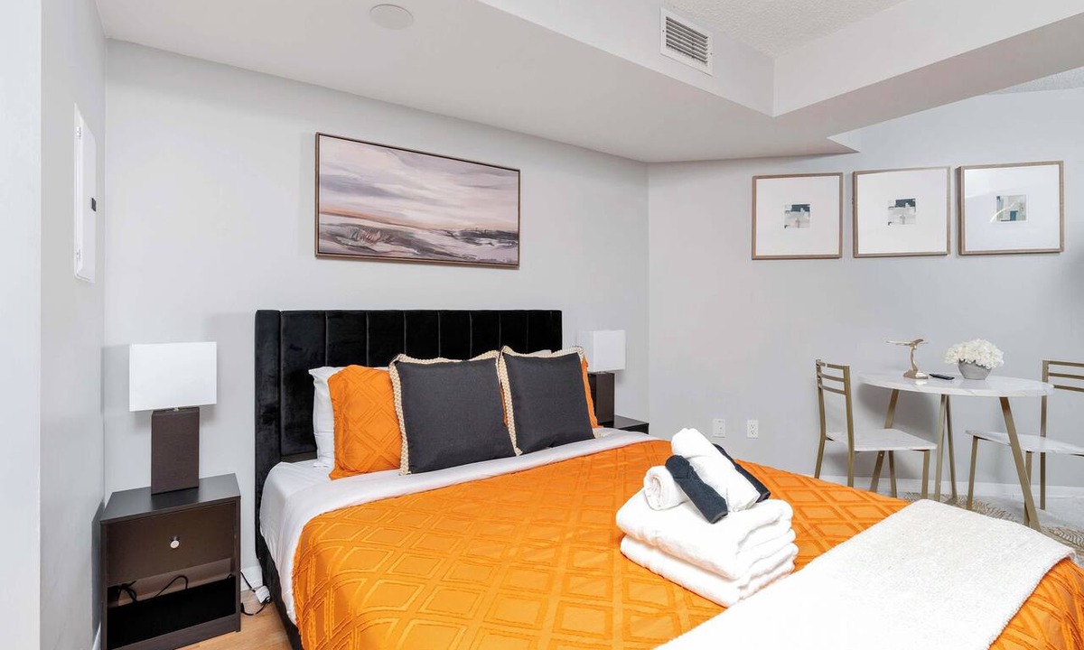 Fort York House | Chic Waterfront Studio Steps to DT Toronto
