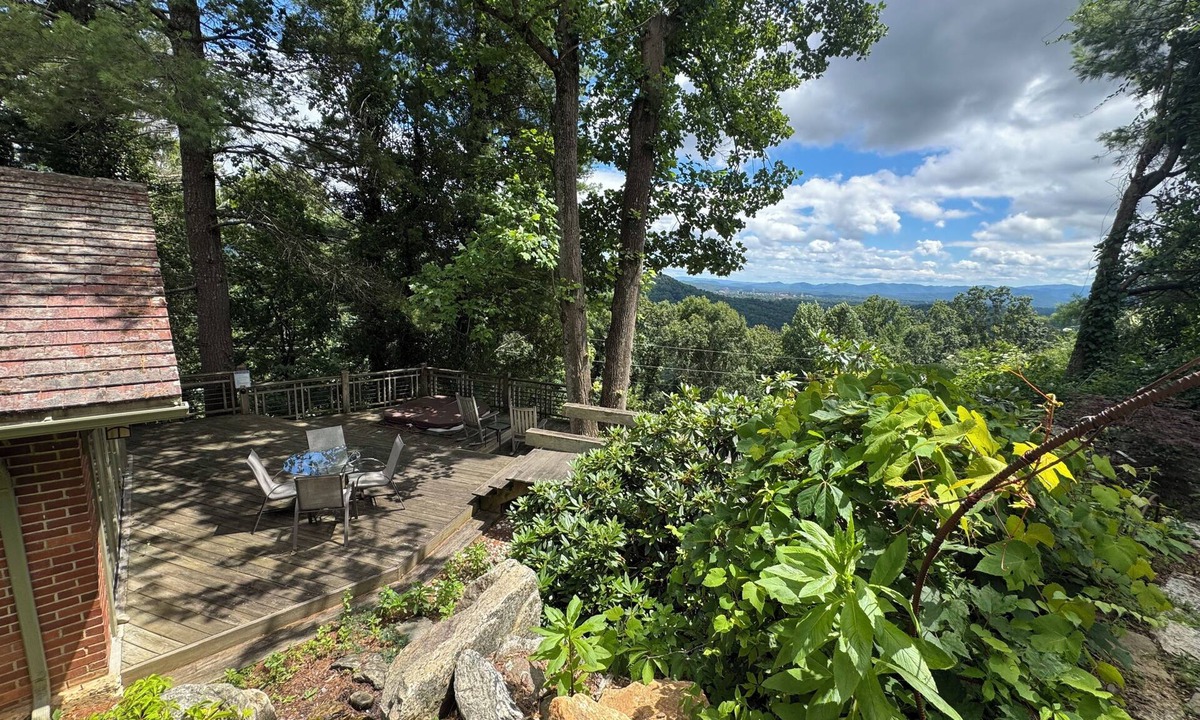 Asheville Cottage | Cloudberry Cottage at Elk Mtn - Hot Tub, Mtn Views, Pet Friendly!