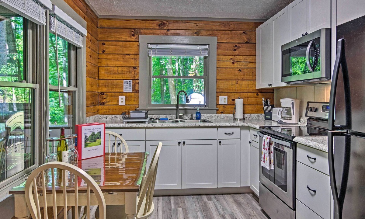 Clyde Cabin | Clyde Cabin Hideaway: Porch & Grill