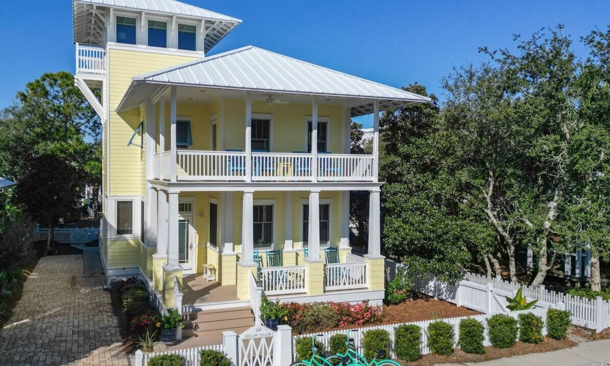 Sunnyside House | ☀️ ️Coastal Bliss Awaits at Mellow Yellow | Steps from the Beach!