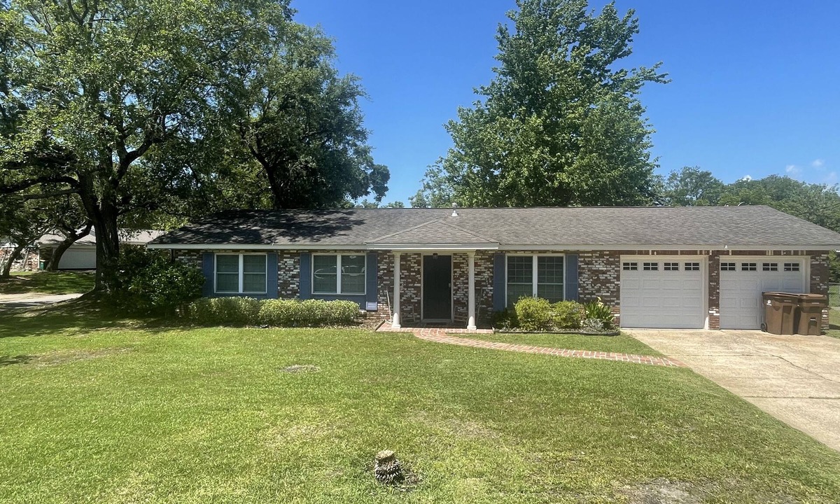 Long Beach House | Coastal Blue. 2 minutes to Gulf of Mexico. Private backyard for BBQ/entertaining
